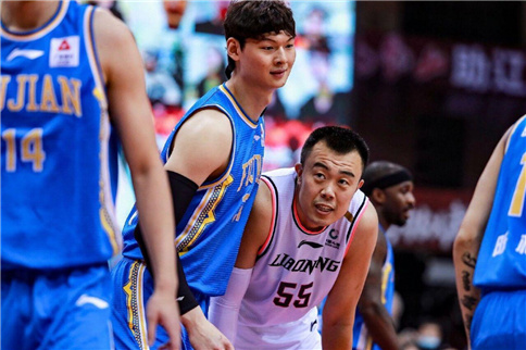 周琦王哲林互送火锅，是怎么回事？