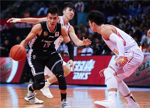 郭艾伦上演穿裆戏耍胡明轩？