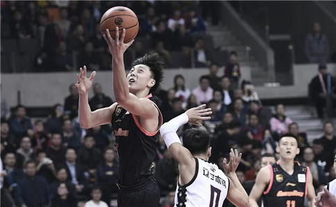 郭艾伦上演穿裆戏耍胡明轩？