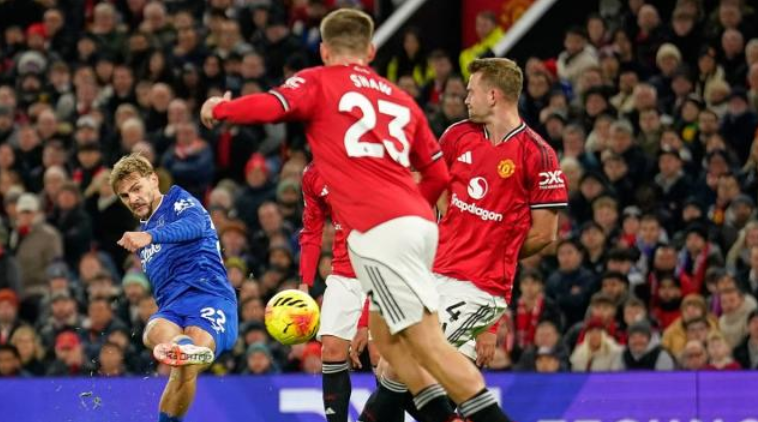 曼联主场 0-1 负 10 人埃弗顿 创多项尴尬纪录