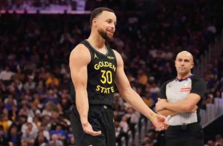 库里右股四头肌挫伤 至少休战一周