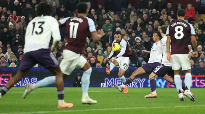 罗杰斯双响 B 费伤退 维拉 2-1 曼联豪取 7 连胜