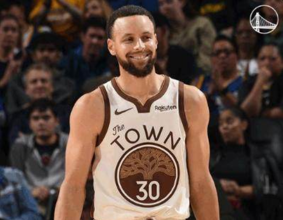 勇士穿城市版球衣胜魔术 替补罚球获 MVP 欢呼