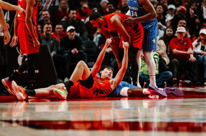 杨瀚森时隔 5 场登场 半场 4+2+2 末节遭弃用