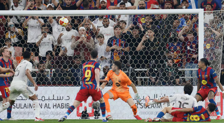 拉菲尼亚双响 巴萨 3-2 皇马夺冠